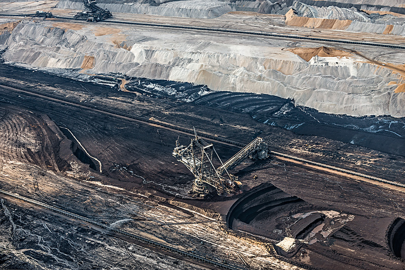 Illustration for article titled Aerial Photos of Coal Mining Pits Are Sublime and Terrifying